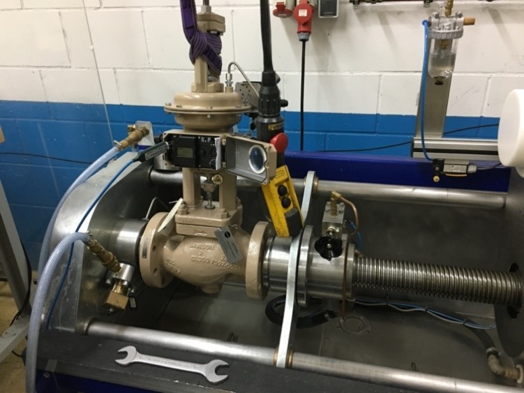 Control valve mounted on the test bench for pressure and functional tests